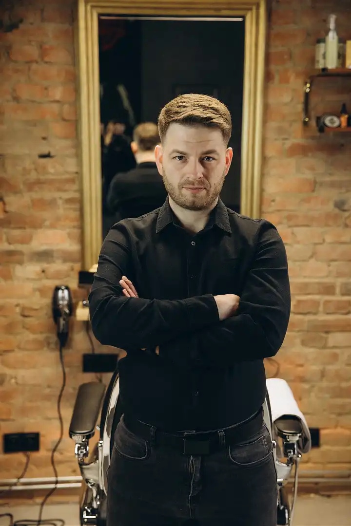 Bartosz Włoch, barber męski w Baro Barber w Gdańsku VII Dwór